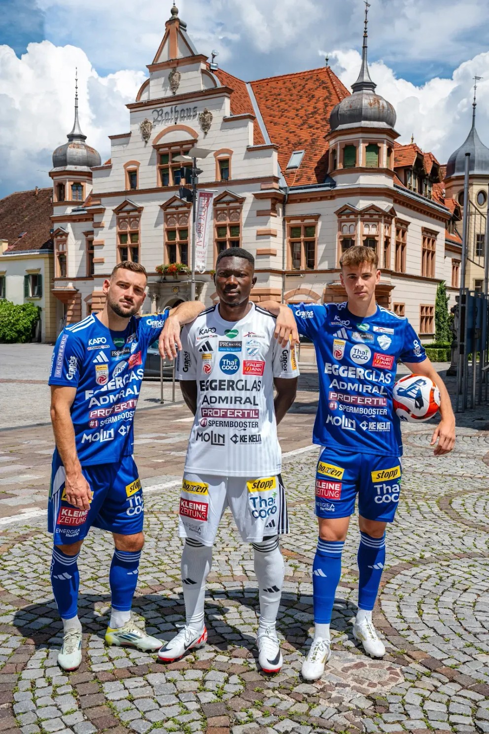 Hráči rakúskeho bundesligistu TSV Hartberg v nových dresoch.