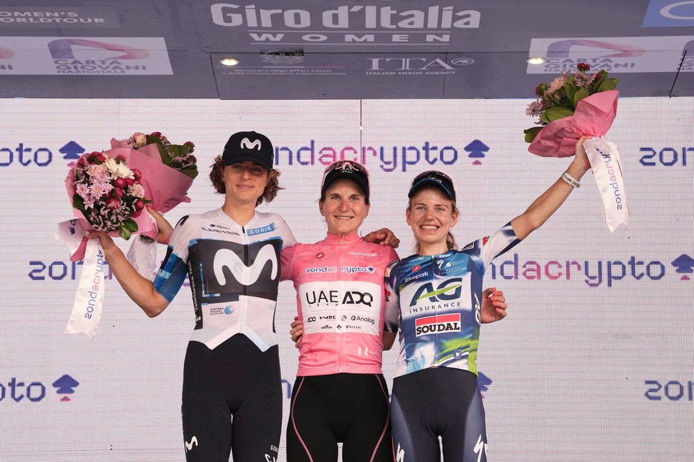 Marlen Reusserová (vľavo), Elisa Longo Borghiniová (uprosted) a Sarah Giaganteová (vpravo) po skončení pretekov Giro d'Italia Women 2025.