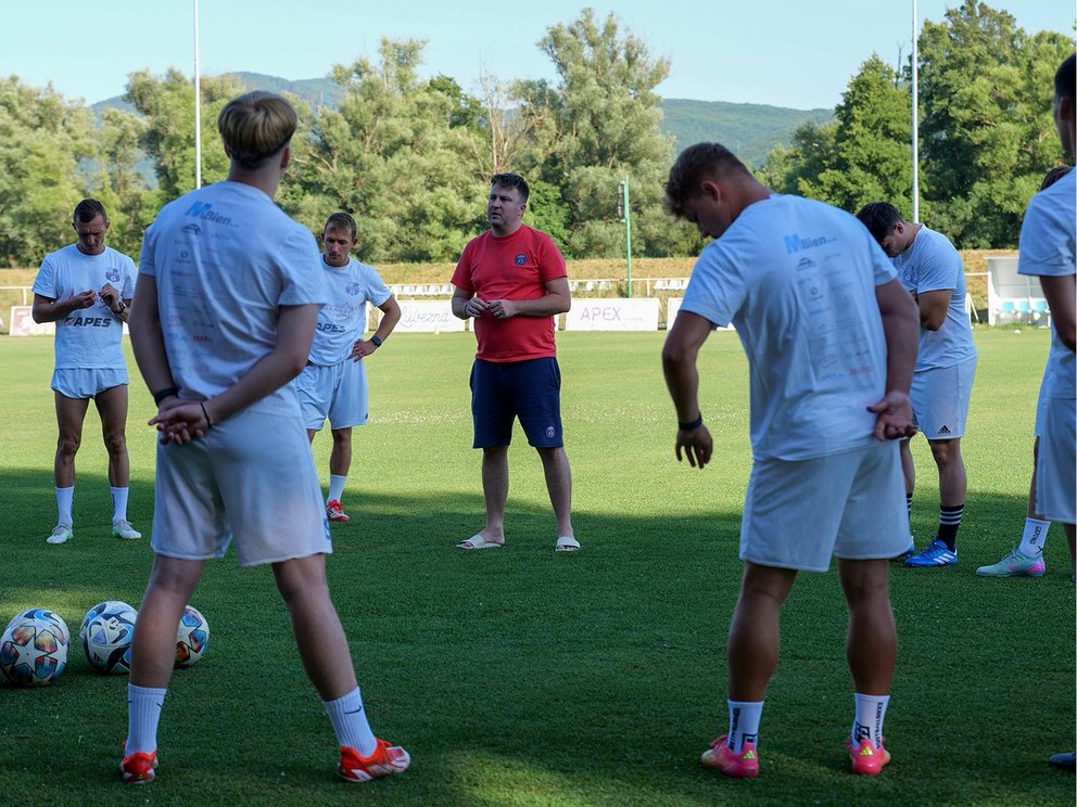 Michal Bien (v strede) občas sám vybehne na zelený trávnik.
