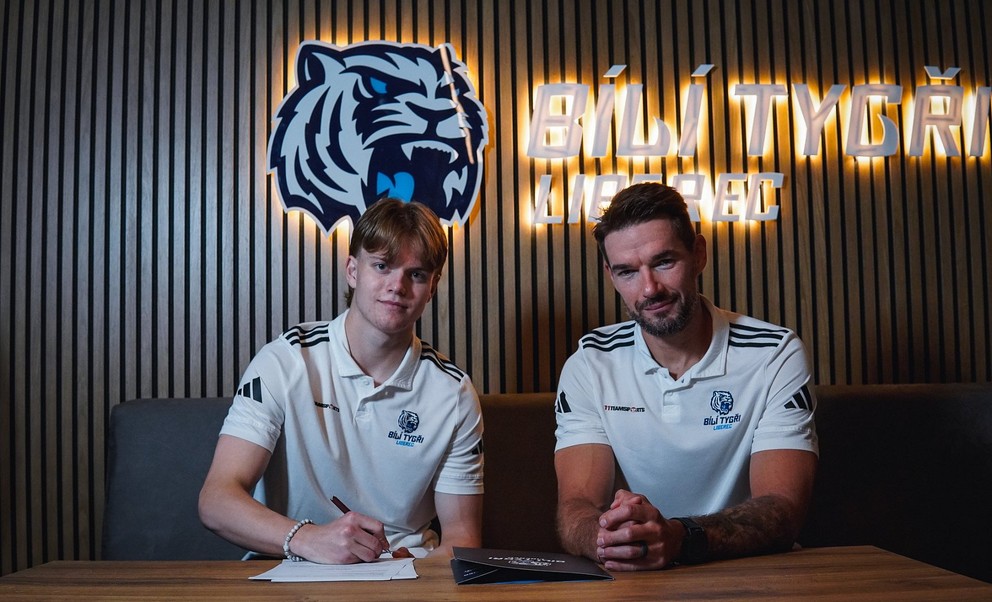 Adrien Bartovič (vľavo) pri podpise zmluvy s klubom Bílí Tygři Liberec.