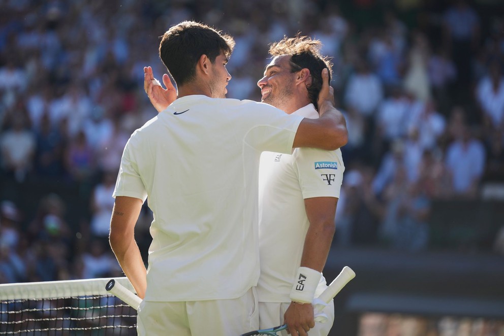 Carlos Alcaraz (vľavo) a Fabio Fognini po zápase 1. kola vo Wimbledone 2025.