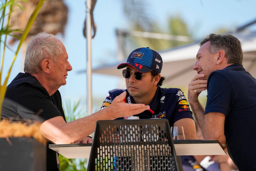 Christian Horner (vpravo) a Sergio Pérez (v strede).