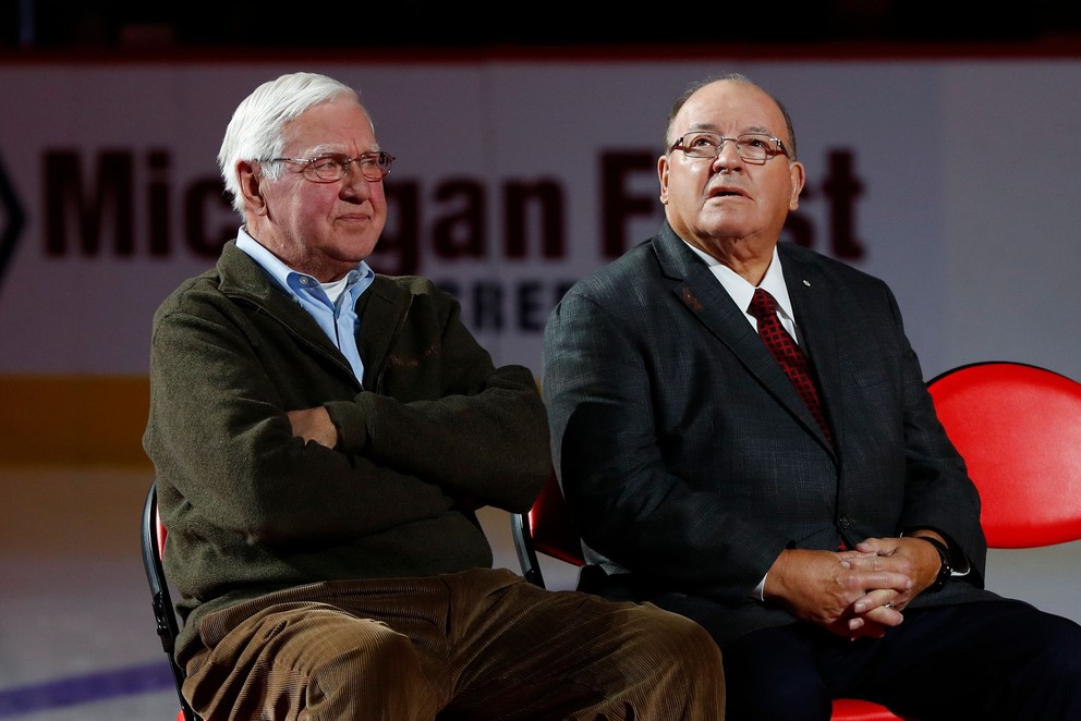 Alex Delvecchio (vľavo) a bývalý tréner Detroitu Scotty Bowman na jednej zo spomienkových akcií. 