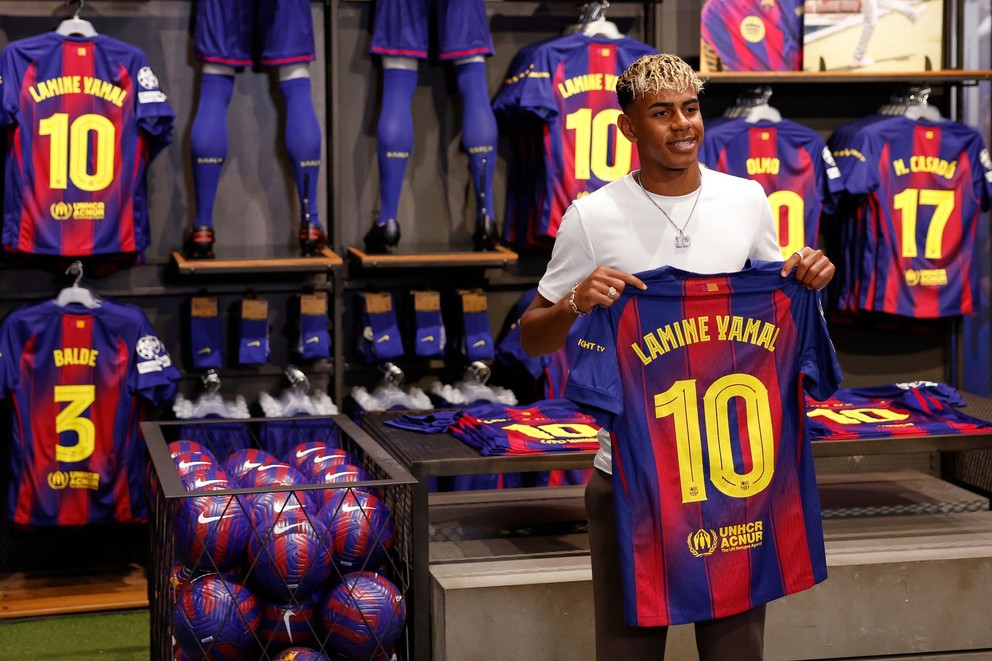 Futbalista FC Barcelona Lamine Yamal pózuje s dresom s číslom 10.