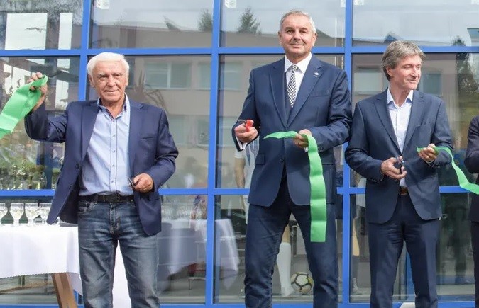 V strede predseda SsFZ Stanislav Neuschl.