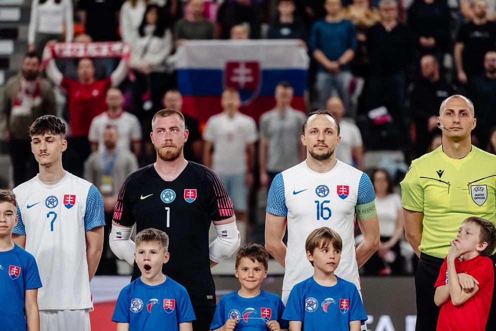 Slovenskí futsalisti v kvalifikácii ME vo futsale 2026. Tomáš Drahovský druhý sprava.