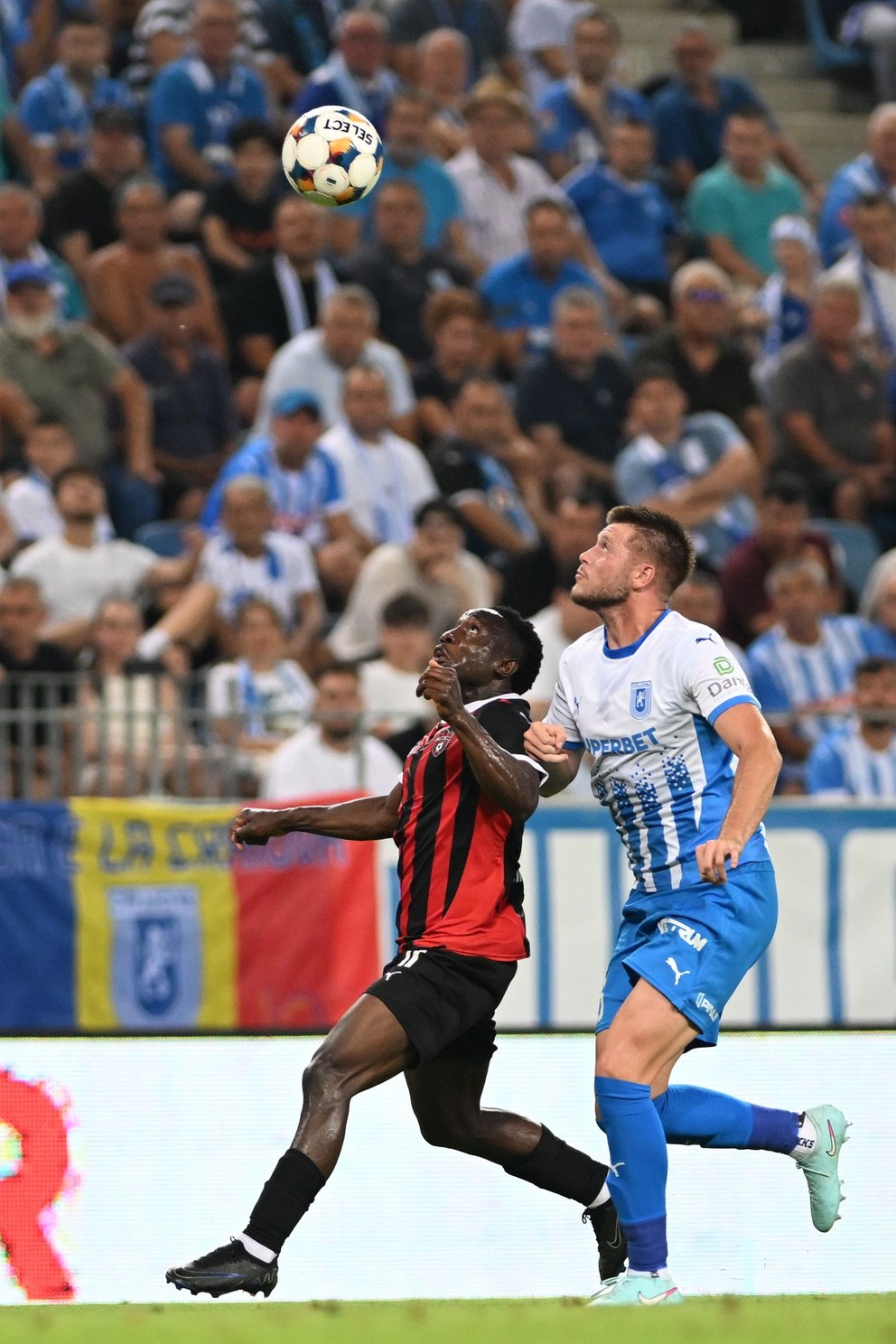 Vľavo hráč Trnavy Philip Azango a hráč Craiovi Juraj Badelj počas prvého zápasu 3. predkola Konferenčnej ligy medzi FC Universitatea Craiova a FC Spartak Trnava.