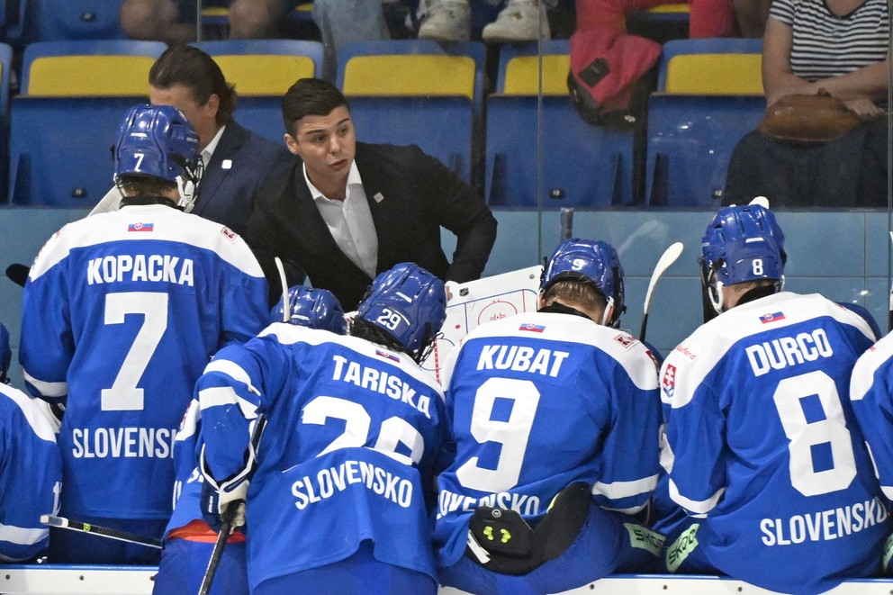 Tréner Slovenska Martin Dendis počas prípravného zápasu hráčov do 18 rokov. 