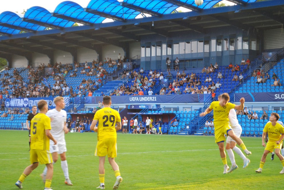FC Nitra vybehol proti nepoddajným Piešťanom v čisto bielom, body zostali napokon predsa len doma. 