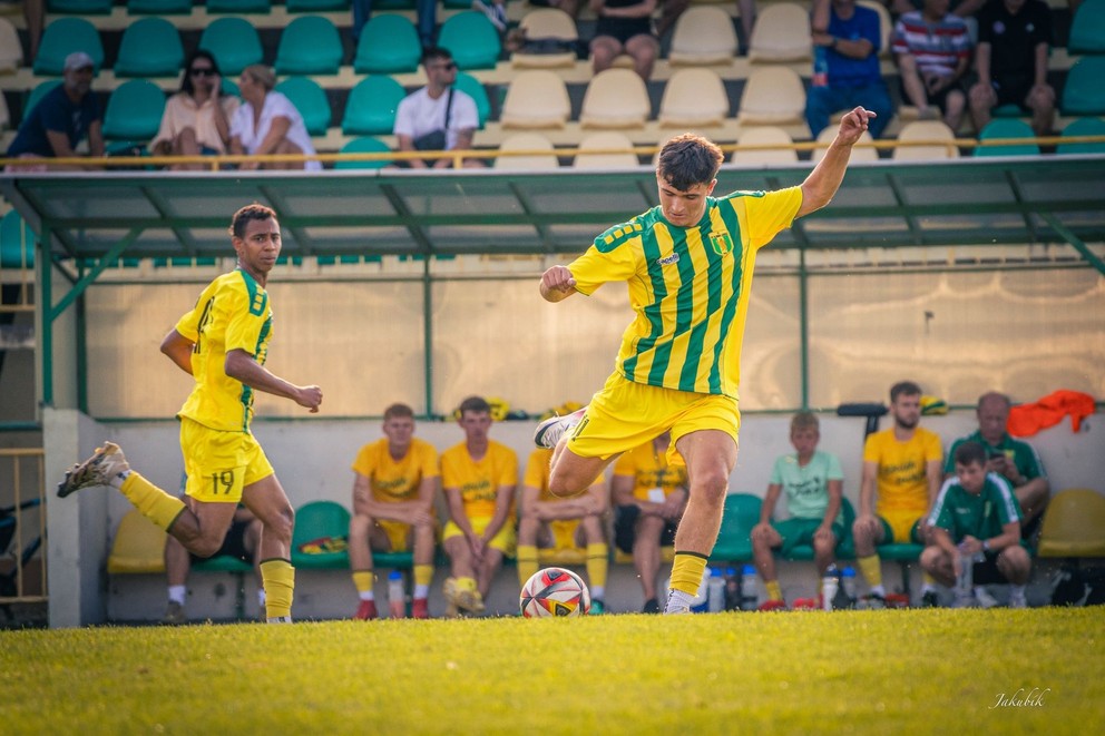 Dvojica legionárov Levíc, pri lopte 18-ročný Ukrajinec Dmitro Farbatiuk, vedľa Brazílčan Daniel Dos Santos.
