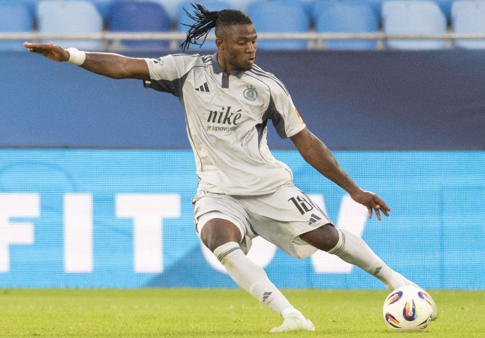 Na snímke hráč Slovana Sidoine Fogning v zápase 4. kola futbalovej Niké ligy medzi ŠK Slovan Bratislava - MFK Skalica