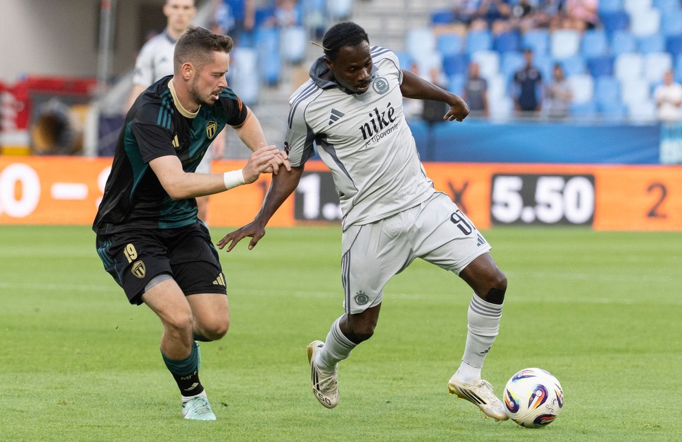 Na snímke sprava hráč Slovana Kelvin Ofori a hráč Skalice Martin Mášik v zápase 4. kola futbalovej Niké ligy medzi ŠK Slovan Bratislava - MFK Skalica.