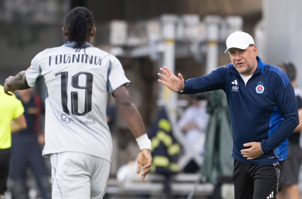 Na snímke sprava tréner futbalistov Slovana Vladimír Weiss starší a nový hráč Slovana Sidoine Fogning v zápase 4. kola futbalovej Niké ligy medzi ŠK Slovan Bratislava - MFK Skalica 16. augusta 2025 v Bratislave.