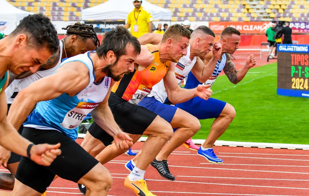 Ján Volko (v oranžovom) v behu na 100m na mítingu PTS v Banskej Bystrici v roku 2024.