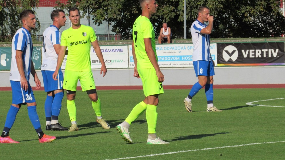 Defenzívni lídri FC Nitra Štetina (sprava v modrom), Pánsky a Greššák v Novom Meste (6:0) gól nedopustili. 