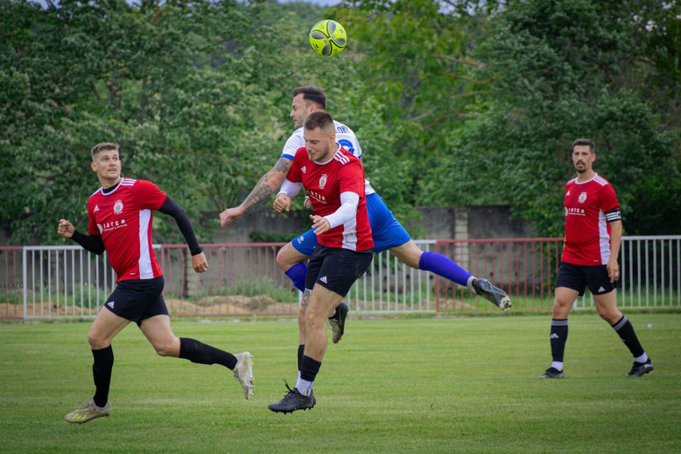 Jelčania (v červenom) doviezli v prvých dvoch kolách štyri body. 