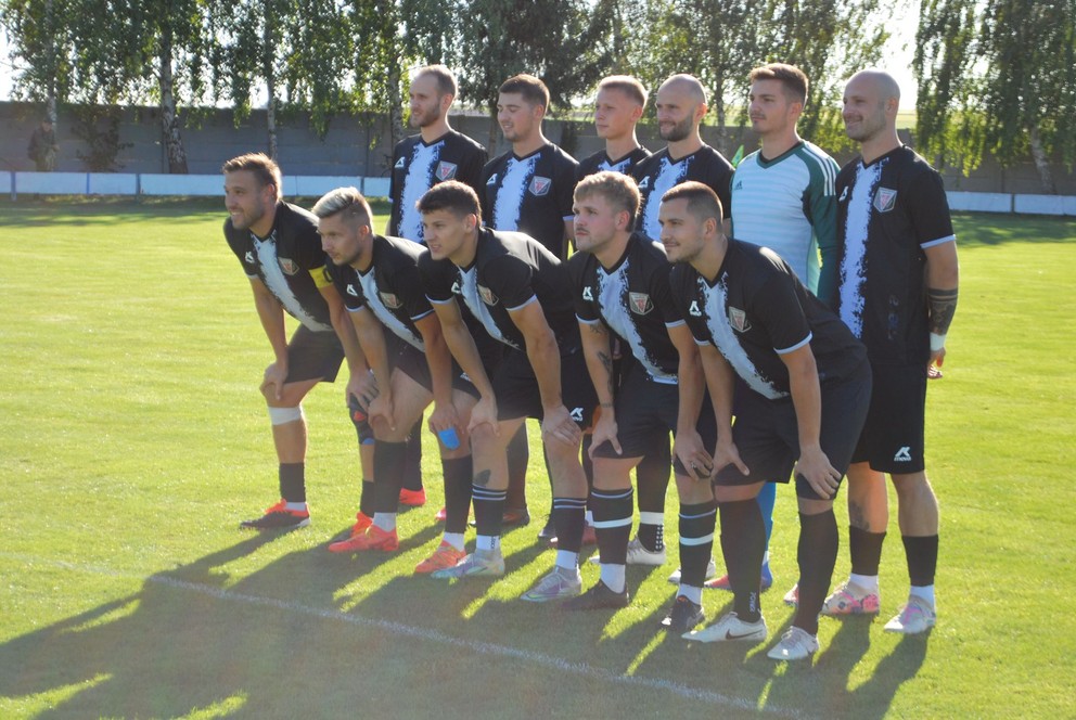 Základná jedenástka MŠO Štúrovo pred zápasom v Kmeťove.