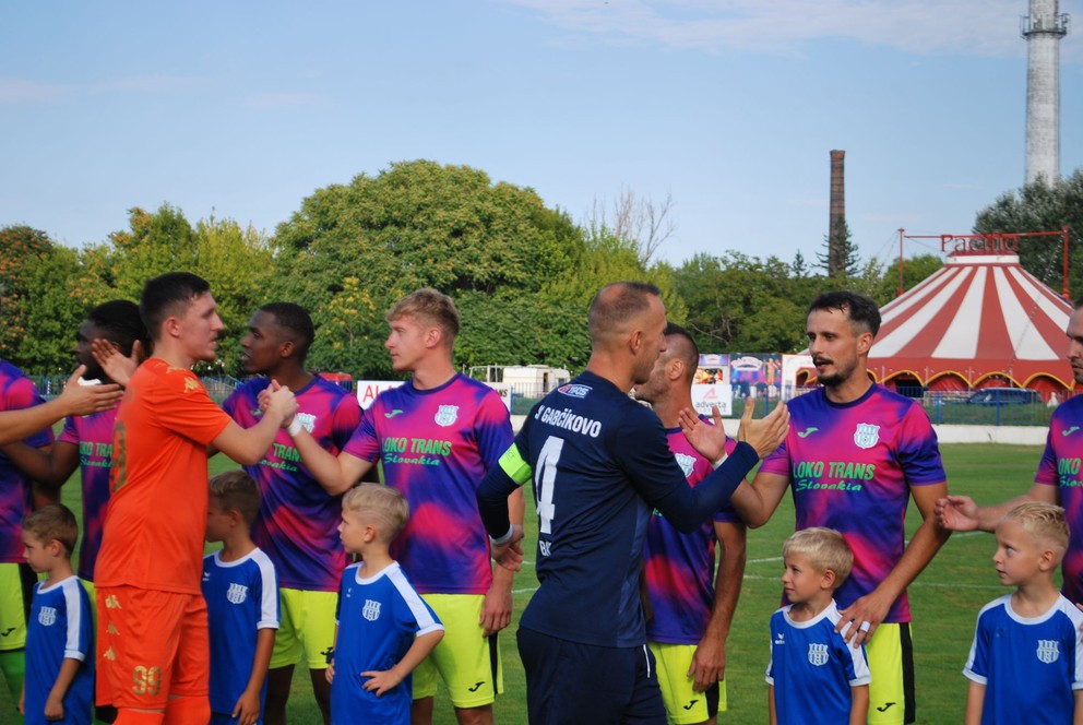 Nováčika tretej ligy viedol v Šuranoch skúsený stopér Ladislav Szöcs. 