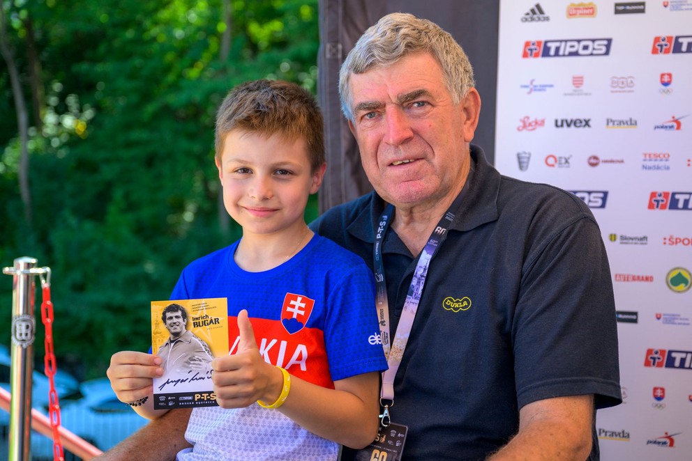 Imrich Bugár pózuje s malým fanúšikom počas autogramiády legiend, ktorá bola súčasťou 60. ročníka atletického mítingu Tipos P-T-S v Banskej Bystrici 8. augusta 2025. 