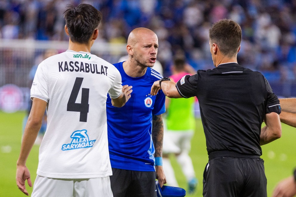 Kapitán Slovana Vladimír Weiss junior po červenej karte v zápase s Kajrat Almaty.
