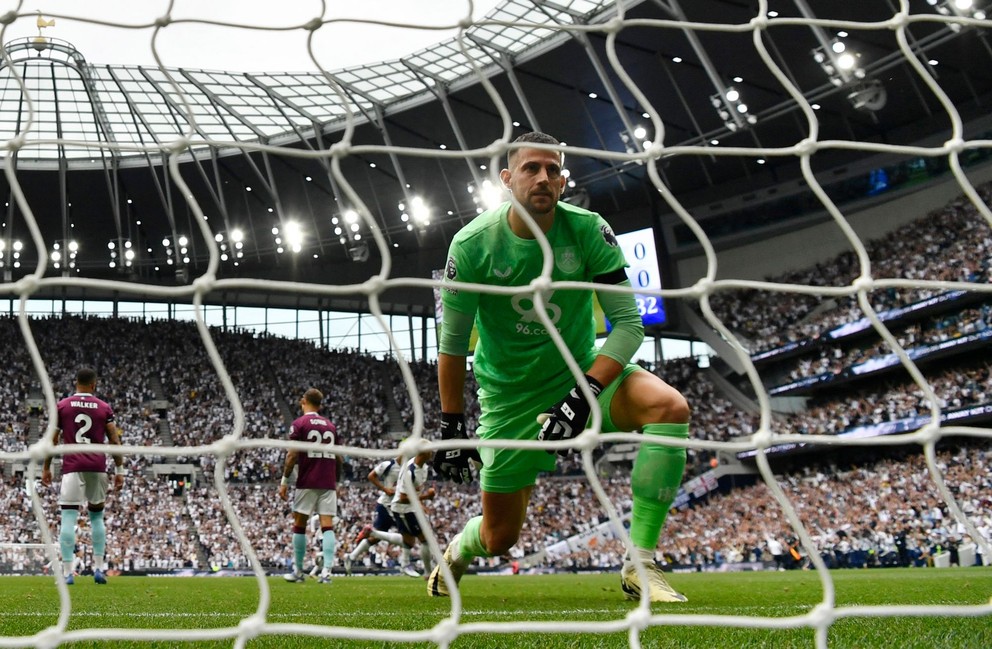 Martin Dúbravka vyberá loptu zo siete.