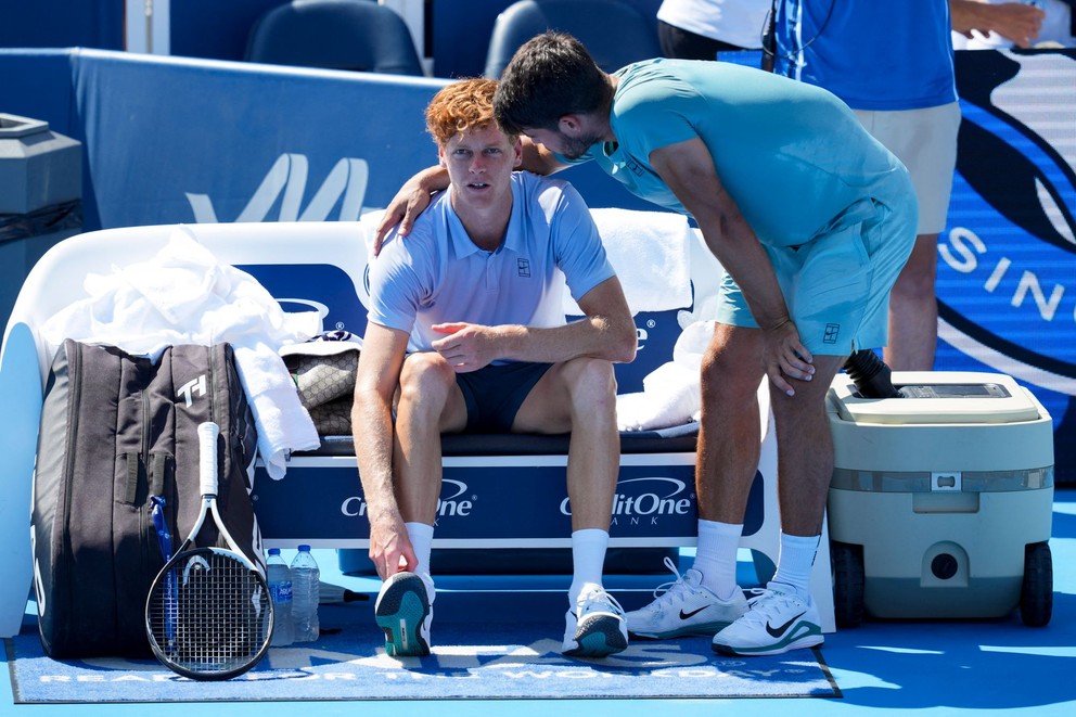 Carlos Alcaraz utešuje Jannika Sinnera po tom, čo skrečoval finále turnaja v Cincinnati 2025.
