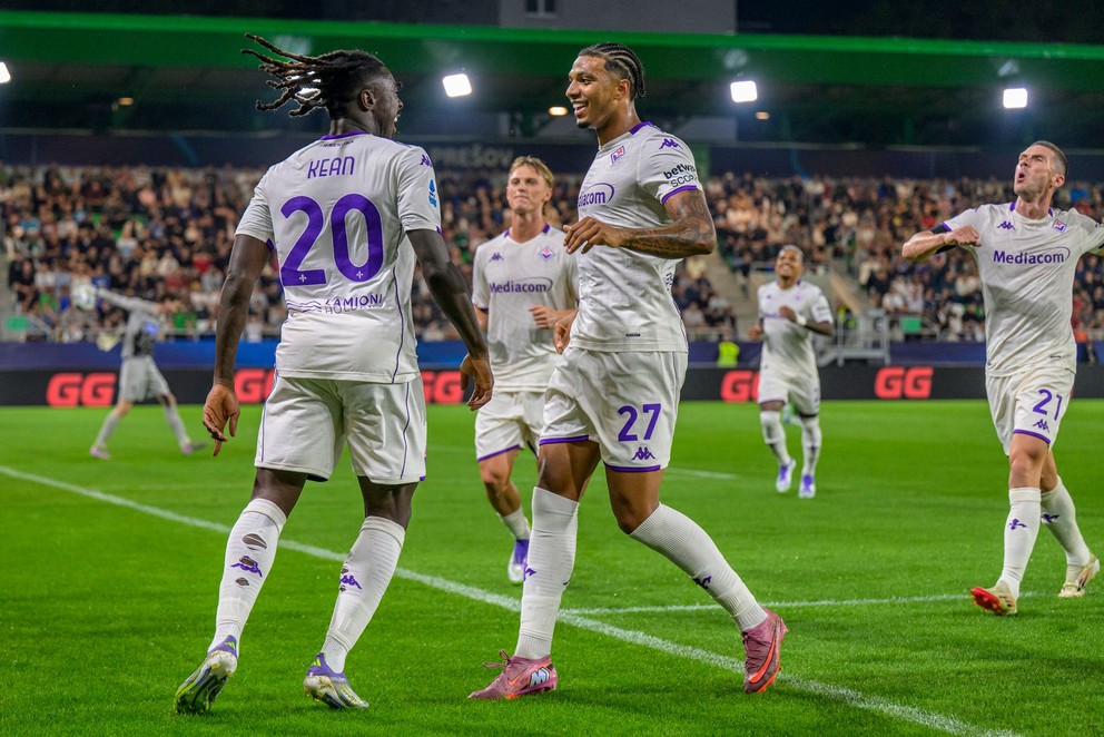 futbalisti Fiorentiny sa tešia z prvého gólu počas prvého zápasu 1. kola play-off Konferenčnej ligy FC Polissija Žytomyr - AFC Fiorentina v Prešove