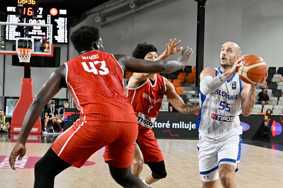 Slovenský basketbalista Šimon Krajčovič v zápase predkvalifikácie proti Švajčiarsku. 