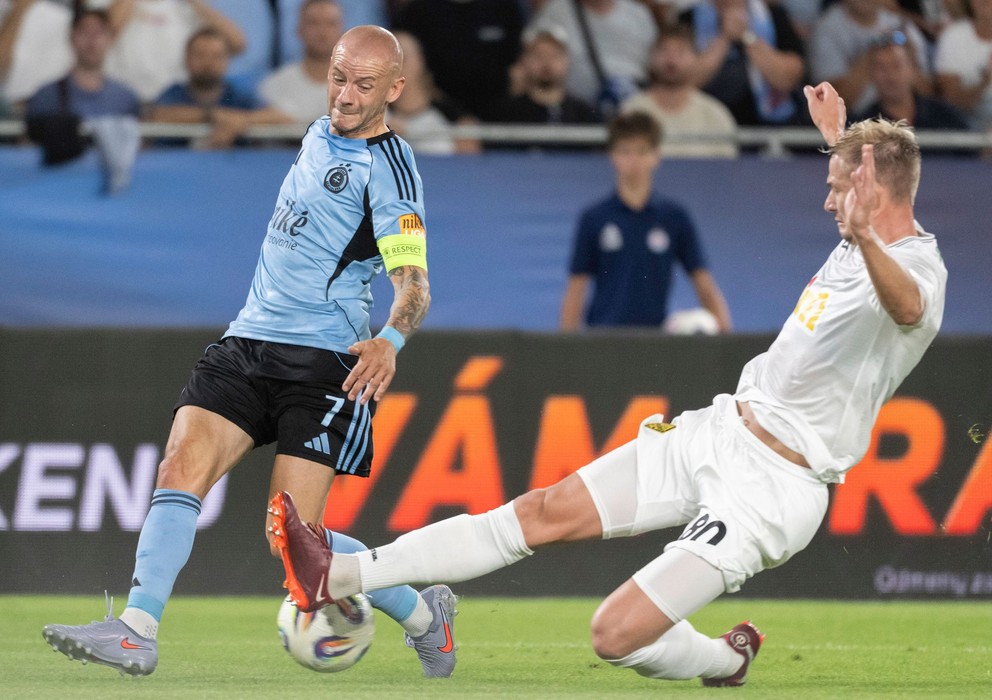 Na snímke zľava kapitán Vladimír Weiss ml. (Slovan) a Egor Sorokin (Almaty) bojujú o loptu počas odvetného zápasu 3. predkola Ligy majstrov vo futbale ŠK Slovan Bratislava – Kajrat Almaty.