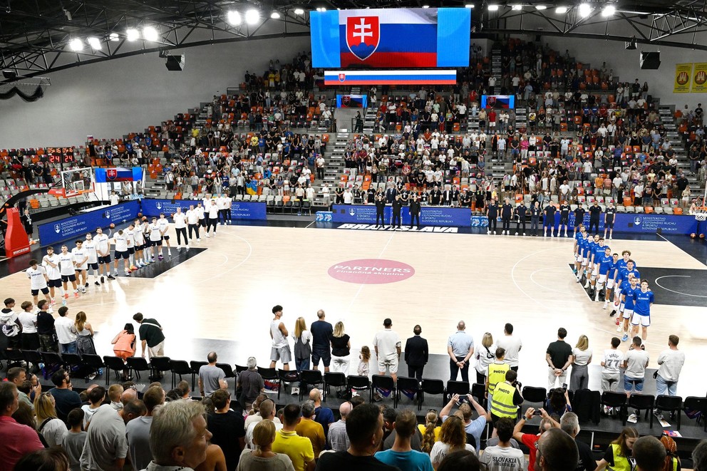 Na snímke vpravo slovenská reprezentácia a vľavo ukrajinská reprezentácia počas predkvalifikácie MS 2027.