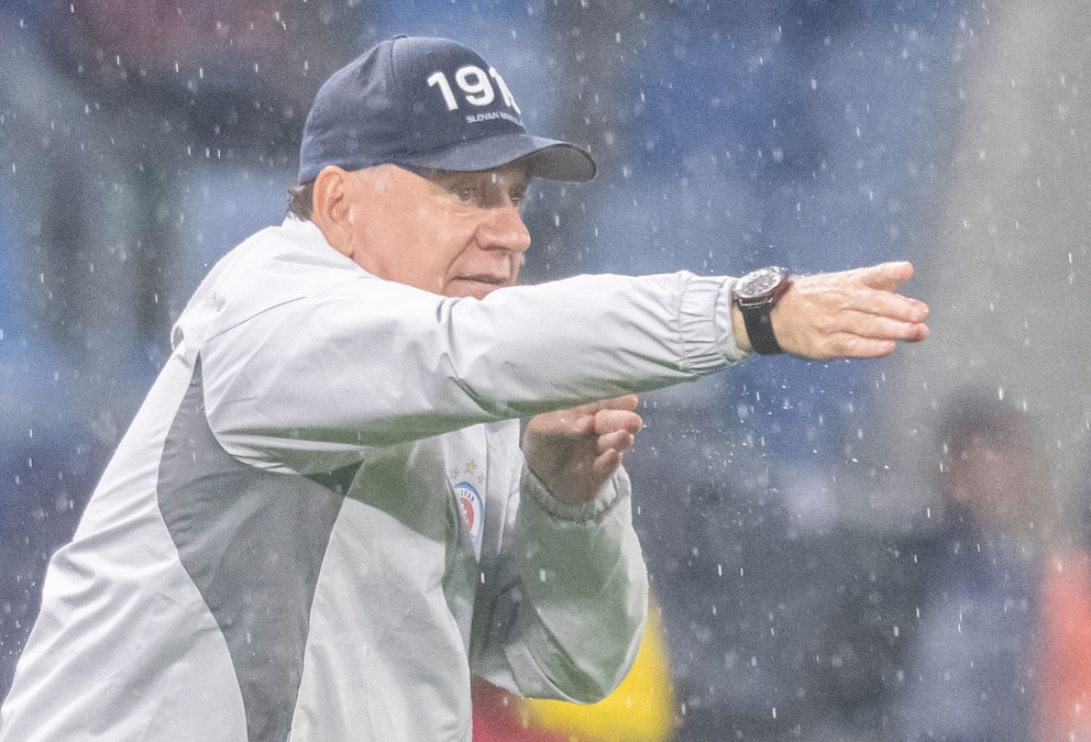 Na snímke tréner futbalistov Slovana Vladimír Weiss st.