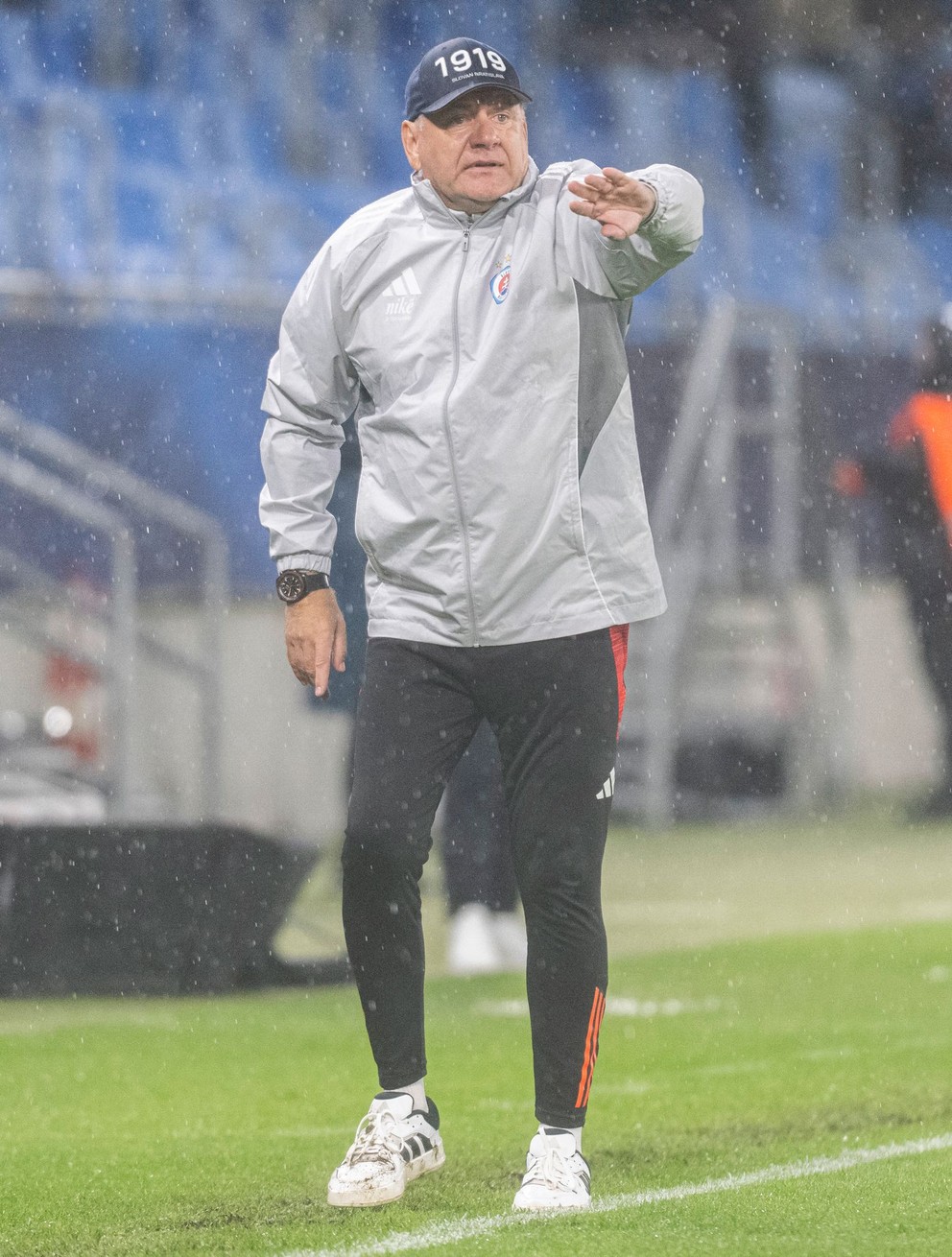  tréner futbalistov Slovana Vladimír Weiss st. v prvom zápase play-off Európskej ligy ŠK Slovan Bratislava - BSC Young Boys