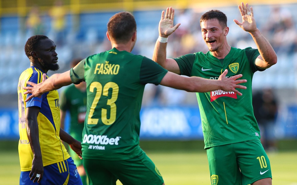 Futbalisti Žiliny Adrián Kaprálik a Michal Faško sa tešia z gólu v zápase proti Michalovciam. 