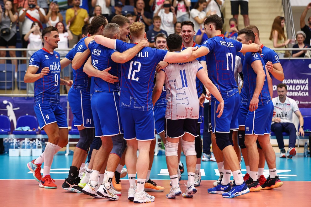 Na snímke hráči Slovenska sa radujú z víťazstva po zápase G-skupiny kvalifikácie na ME 2026 mužov vo volejbale Slovensko - Lotyšsko.