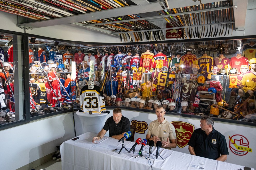 zľava hokejový agent a spoluorganizátor podujatia Peter Neveriš, bývalý slovenský hokejista Zdeno Chára a moderátor Marcel Forgáč počas tlačovej konferencie