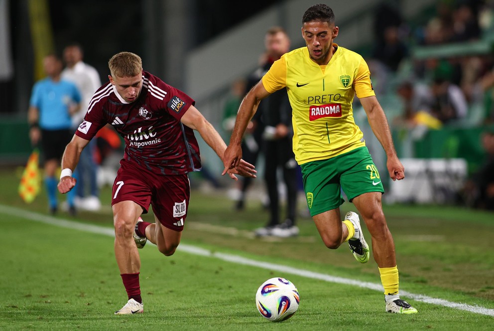 Na snímke sprava Kristián Bari (Žilina) a Roland Galčík (Podbrezová).