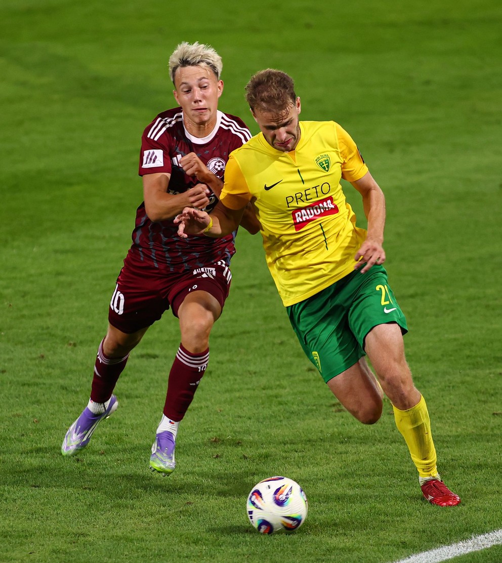 Na snímke sprava Aleksandre Narimanidze (Žilina) a Radek Šiler (Podbrezová).