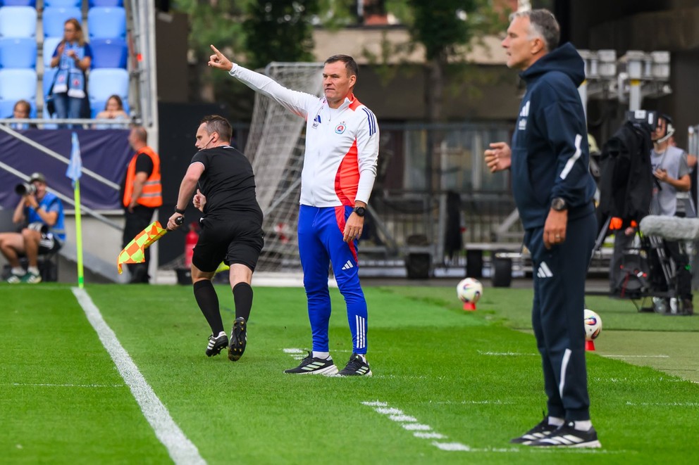 Na snímke zľava tréner ŠK Slovan Bratislava Boris Kitka a tréner FC Košice Roman Skuhravý počas zápasu 6. kola Niké ligy ŠK Slovan Bratislava - FC Košice.