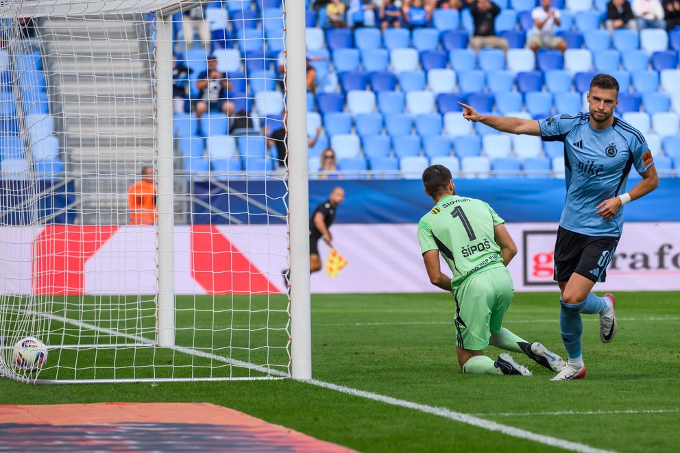 Mikola Kucharevič strieľa gól do siete Košíc.