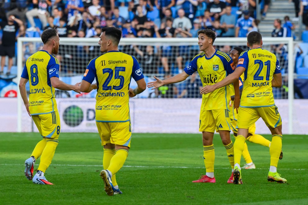 Na snímke tretí zľava Mátyás Kovács (Košice) sa teší z gólu počas zápasu 6. kola Niké ligy ŠK Slovan Bratislava - FC košice v Bratislave 31. augusta 2025.