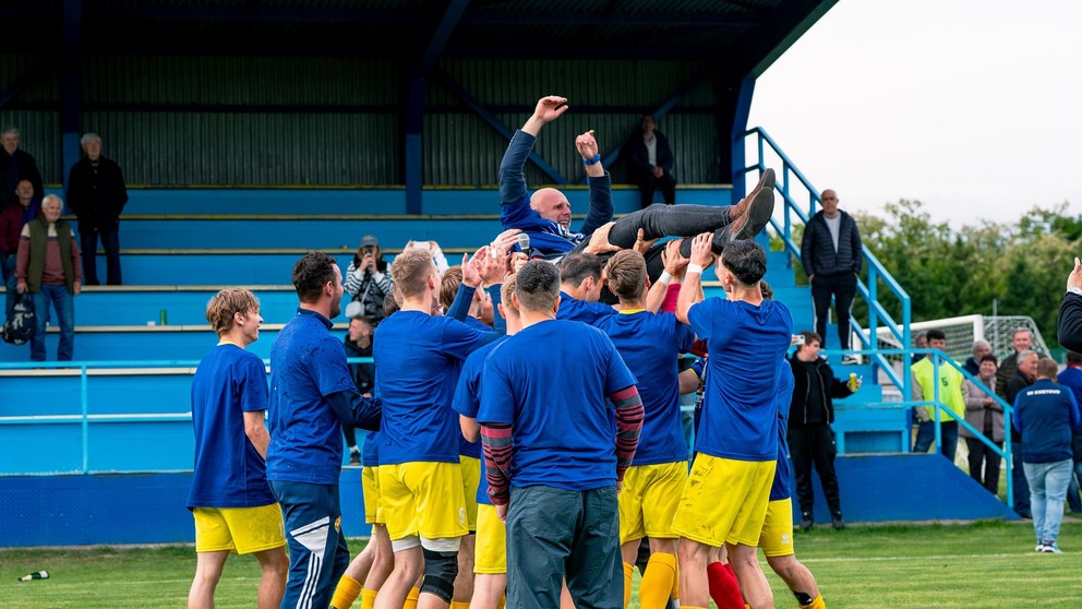 Tréner Vladimír Drienovský nad hlavami hráčov.