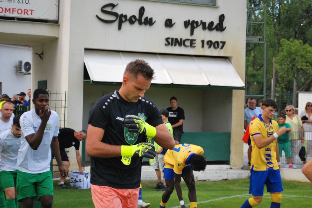 Muža zápasu Andreja Maťašovského neprekonal v čistej šanci ani áčkar DAC-u Gueye (vzadu s č. 21).