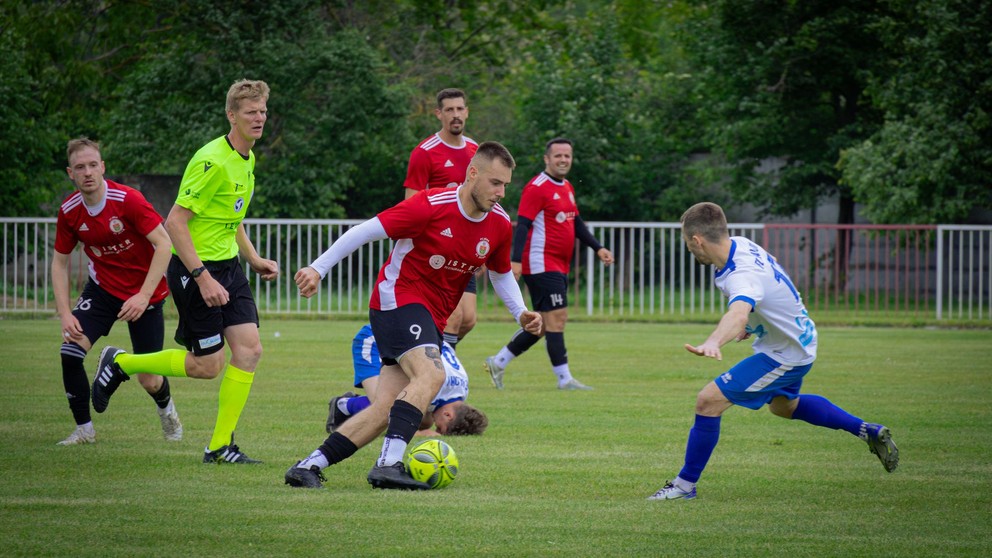 V červenom hráči FC Jelka Freňák (zľava), Burian, T. Huszár a Michalov. 
