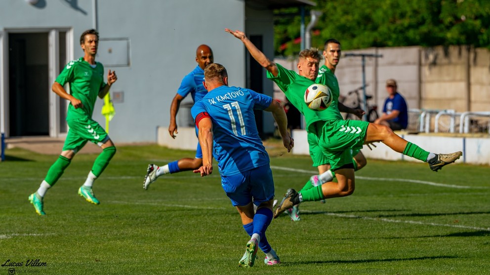Najlepší strelec Kmeťova Jakub Jurkáček (11) a najlepší nahrávač Cleber v akcii.