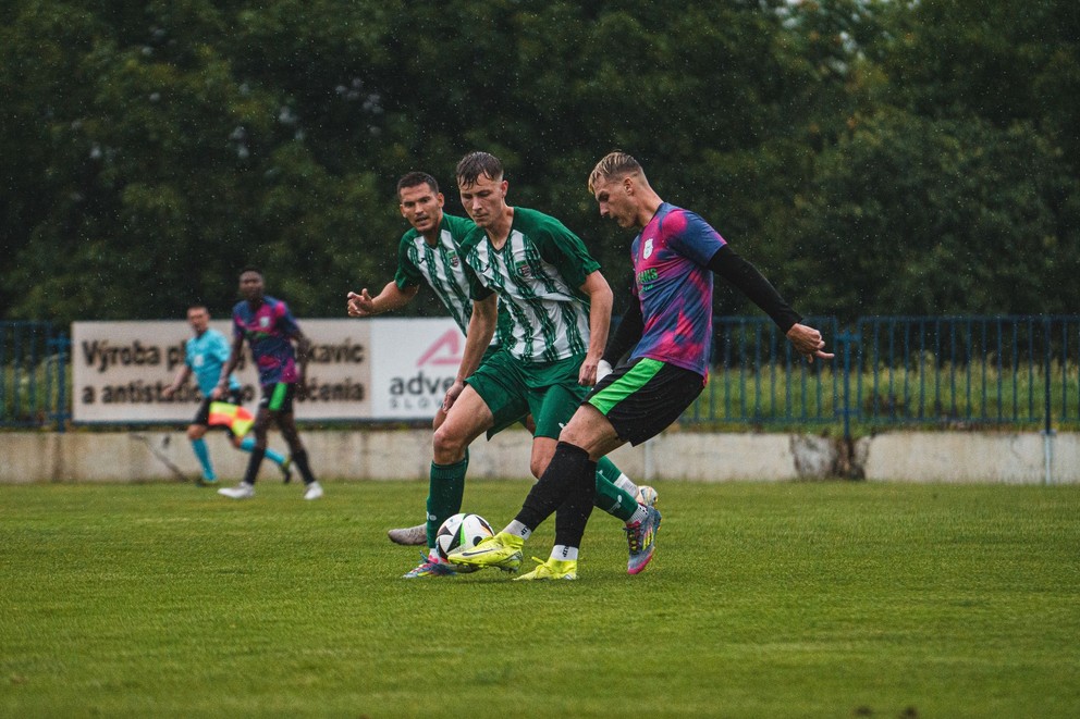 V prvom kole Slovnaft Cupu vyradili Šuranci Tvrdošovce (v zelenom).