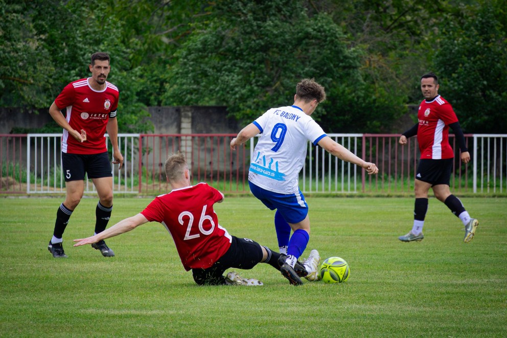 V súboji o loptu Freňák (26), vľavo kapitán FC Jelka T. Huszár, vpravo Michalov. 