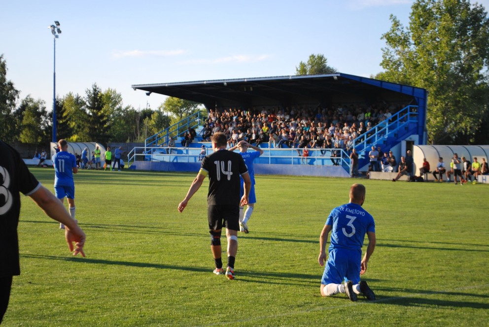 Na duel Kmeťovo - Štúrovo prišlo 300 divákov, na zemi Martin Blaho, vedľa 35-ročný kapitán hostí Kristián Saláta (14), ktorý je verný jedinému klubu.
