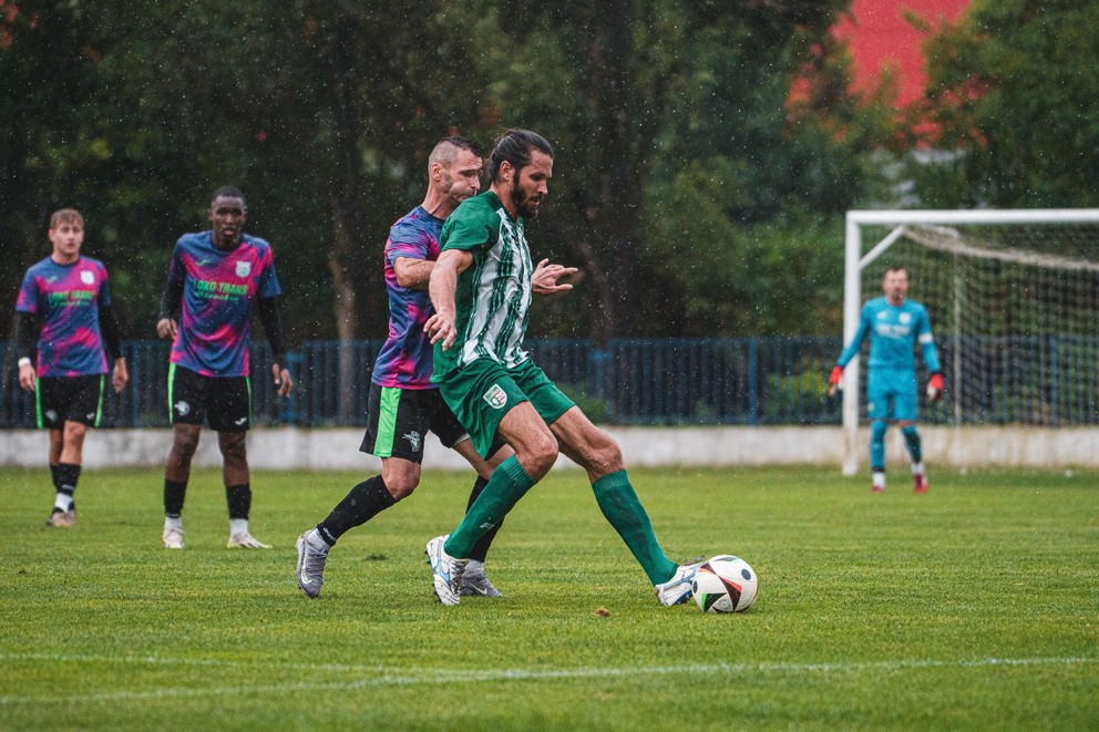 Brankár Šurian Samuel Cvik dostal kapitánsku pásku (vzadu).