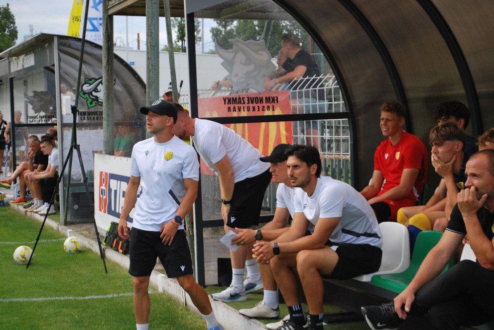 Mladučkých Dunajskostredčanov vedie iba 28-ročný kouč Zsolt Bazsó (vľavo).