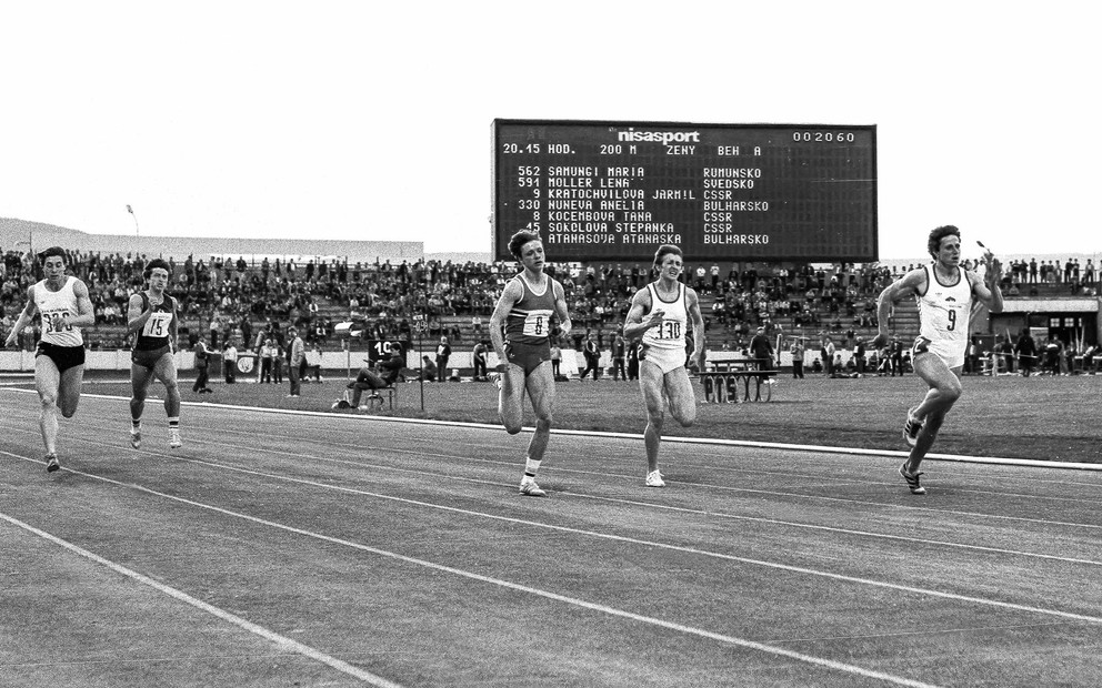 Jarmila Kratochvílová je dodnes držiteľkou svetového rekordu na 800 m časom 1:53,28 min., ktorý zabehla 26. júla 1983 v Mníchove.